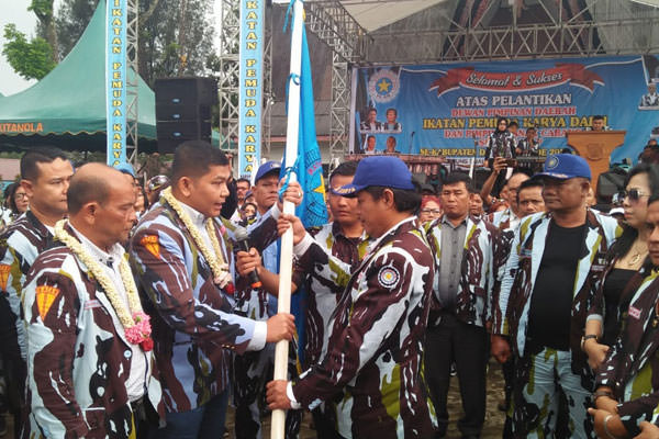 PATAKA: Ketua DPD IPK Sumut Bastian Panggabean, menyerahkan pataka kepada Ketua DPD IPK Kabupaten Dairi Halim Lumbanbatu, saat pelantikan di Gedung Djauli Manik. RUDY SITANGGANG/SUMUT POS