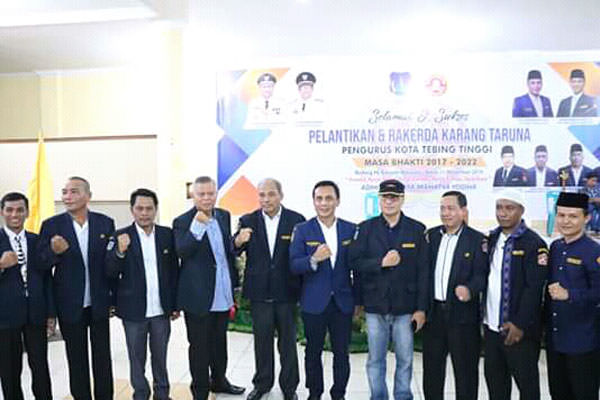 LANTIK: Wali Kota Umar Zunaidi Hasibuan diabadikan bersama pengurus Karang Taruna Kota Tebingtinggi usai pelantikan di Gedung Sawiyah Nasution Jalan Sutomo Kota Tebingtinggi, Senin  (11/11). Sopian/sumut pos