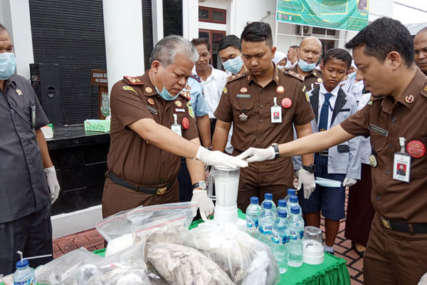 PEMUSNAHAN:  Kajari Deliserdang Harli Siregar melakukan pemusnahan barbut narkotika dengan cara diblender, Selasa (12/11).