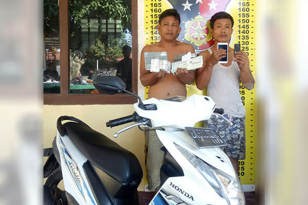 PERLIHATKAN: M Nur Nasution alias Heru dan adik iparnya Susanto alias Anto perlihatkan barang bukti.