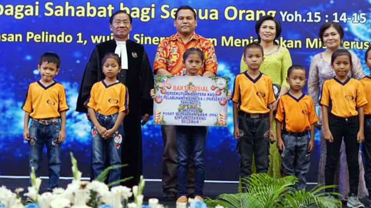 BANTUAN: Penyerahan bantuan secara simbolis kepada Yayasan Pelayanan Anak Bintang Terang oleh Ketua Panitia Natal, Nettiwaty Limbong.