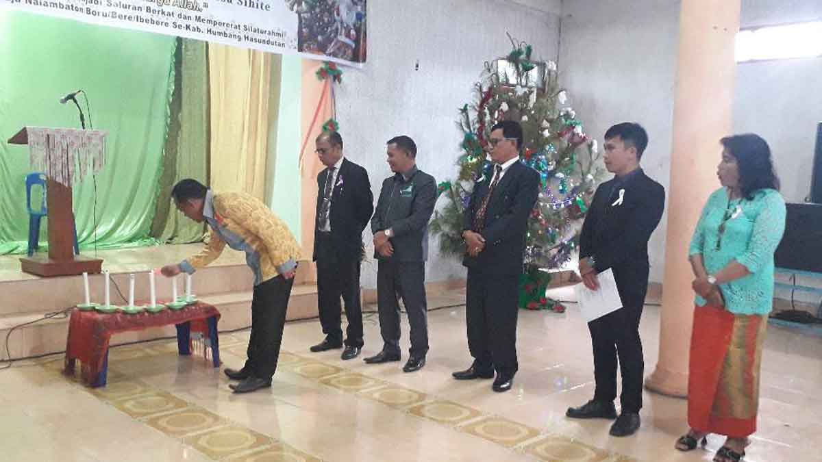 MALAM KUDUS: Ketua GEMPAR Humbahas, panitia dan undangan menyalakan lilin pada perayaan Natal GEMPAR Humbahas di gedung Master, Jalan Sisingamangaraja. DEDY GAMEL/SUMUT POS