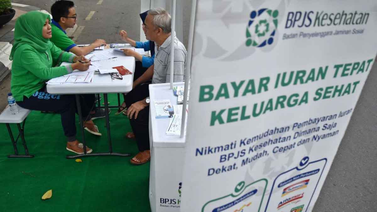 BPJS KESEHATAN: Petugas melayani perta BPJS Kesehatan. BPJS Kesehatan meluncurkan Program PRAKTIS yakni  singkatan dari Perubahan Kelas Tidak Sulit. Ini mempermudah peserta BPJS Kesehatan yang akan ganti kelas, baik peserta JKN-KIS maupun peserta mandiri.