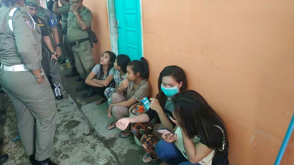 TERJARING: Petugas Satpol PP Pemko Binjai merazia kos-kosan yang dilaporkan warga sudah sangat meresahkan, Jumat (6/12).  TEDDY AKBARI/SUMUT POS