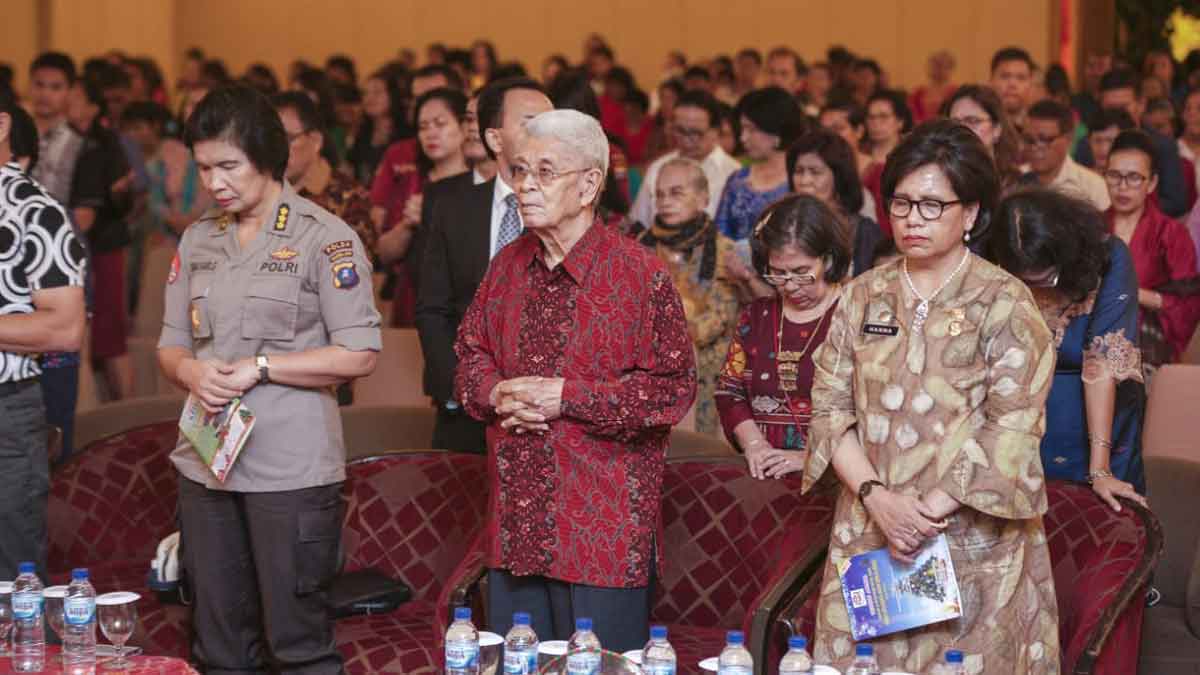 NATAL: Kadis Ketenagakerjaan Kota Medan, Hannalore Simanjuntak bersama lainnya, khusuk berdoa dalam Perayaan Natal Badan Kerjasama Antar Gereja (BKAG) Kota Medan di Danau Toba Convention Hall, Jalan Imam Bonjol Medan, Kamis (5/12).
