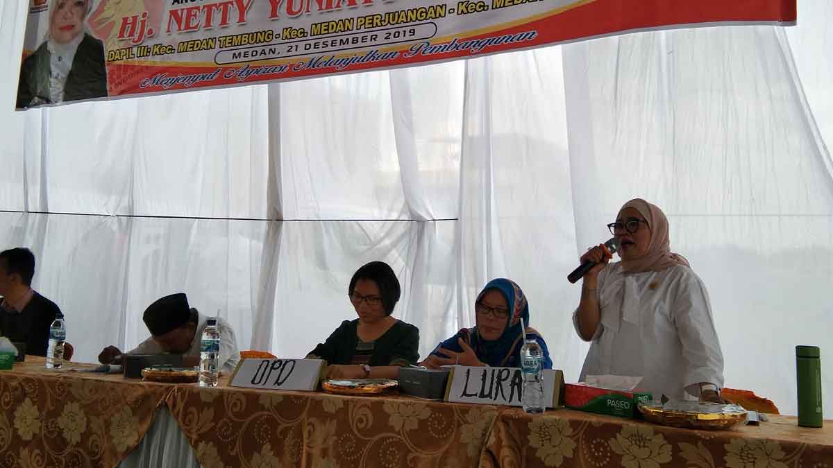 aspirasi: Anggota DPRD Medan, Netty Yuniaty Siregar saat menjawab aspirasi warga Kecamatan Medan Tembung, Sabtu (21/12). markus/sumut pos