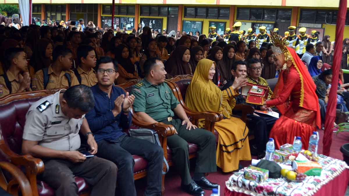 TEKS/FOTO: DEDDI MULIA PURBA | LOKASI: SMK DWIWARNA MEDAN TEPAK SIRIH: Kepala SMK Dwiwarna Dra Tengku Syafriani menerima tepak sirih pada pameran hasil produk unggulan.