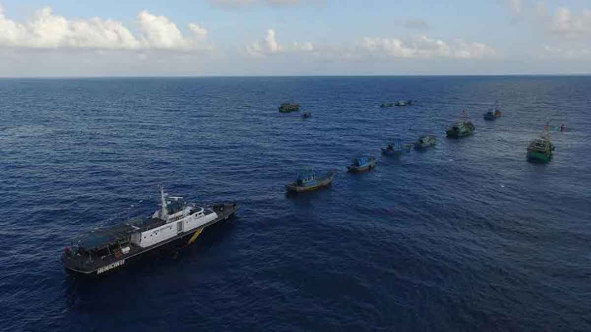 MASUKI: 30  kapal penangkap ikan masuki lautan Natuna dikawal oleh 3 kapal Coast Guard milik Pemerintah Tiongkok.
