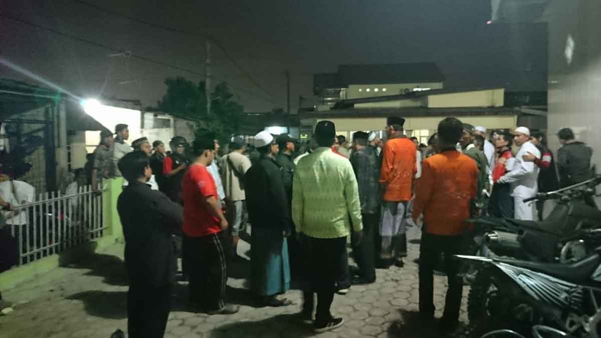 Bentrokan: Dua kelompok warga Perumnas Mandala, bentrok pada Jumat (24/1) malam. M Idris/sumut pos