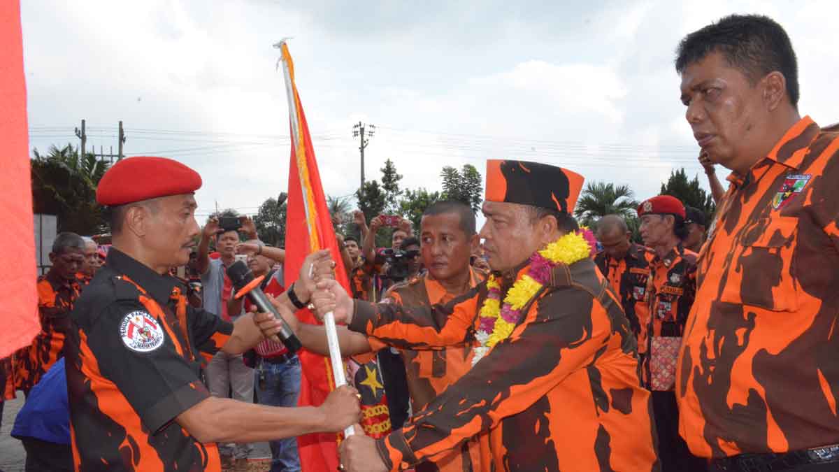 SERAHKAN: Bupati Langkat, Terbit Rencana PA menyerahkan bendera pataka kepada pengurus PAC dan Ranting PP Selesai. ILYAS EFFENDY/SUMUT POS