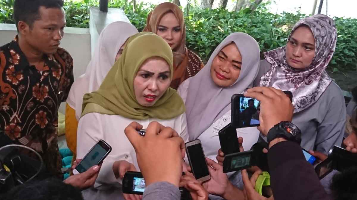 KLARIFIKASI: Fitriani Manurung, memberikan klarifikasi terkait nama baiknya dicemarkan terdakwa Febi Nur Amelia, Rabu (15/1).