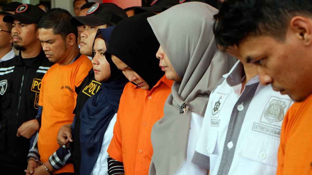 TERTUNDUK Zuraidah Hanum dan dua tersangka pembunuhan Hakim PN Medan, Jamaluddin, JP dan RF tertunduk saat dihadirkan dalam paparan yang digelar di Mapolda Sumut, Rabu (8/1). Polda Sumut mengungkap motif pembunuhan terhadap Jamaluddin ternyata sakit hati