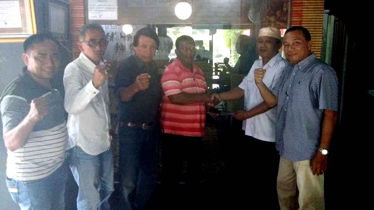 TERIMA: Ketua Tim Penjaringan Suherman, menerima berkas pendaftaran Husni Mustafa, yang diserahkan Nyana Pran, dan klub pendukung.