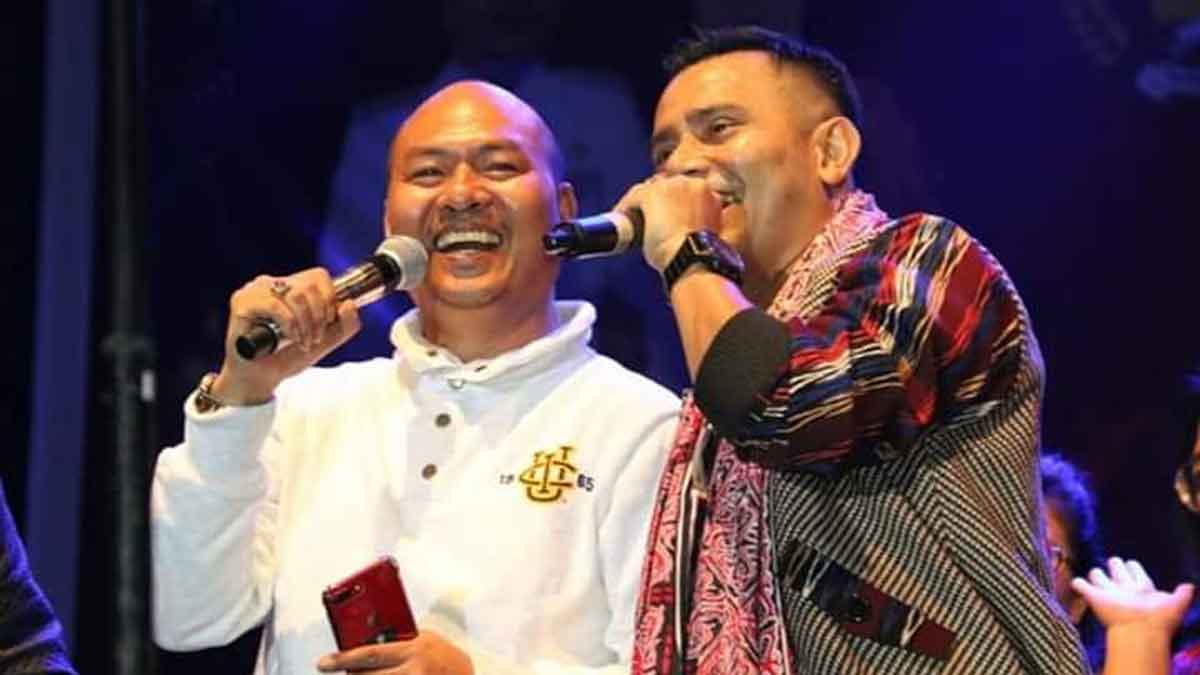 DIABADIKAN: Bupati Taput, Nikson Nababan diabadikan bersama Judika pada puncak Old and New 2020 Taput, Kamis (2/1). Dedy Effendi Gemayel Simbolon