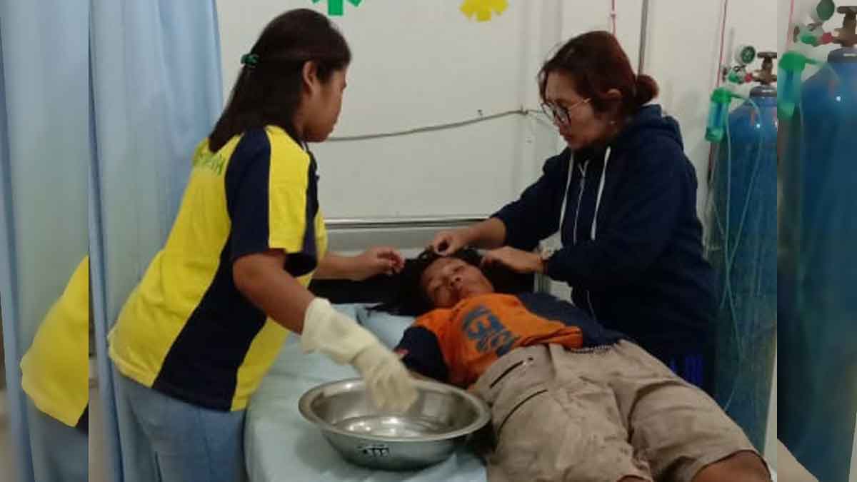 DIRAWAT: Petugas medis Puskesmas Sumbul Kabupaten Dairi memberi perawatan kepada Mrs X yang dianuk massa. RUDY SITANGGANG/SUMUT POS