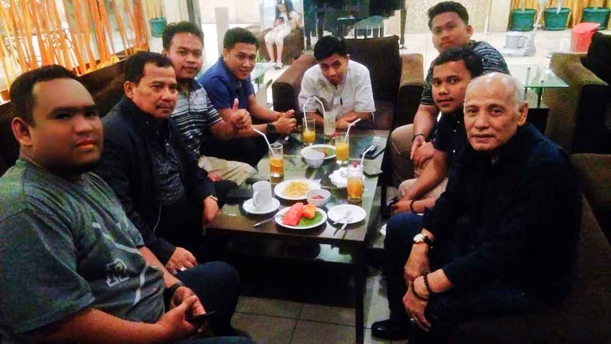 ist SILATURAHMI: Rivai Nasution (dua kiri) saat bersilaturahmi dengan sejumlah organisasi mahasiswa asal Kabupaten Labusel di Kota Medan, baru baru ini.