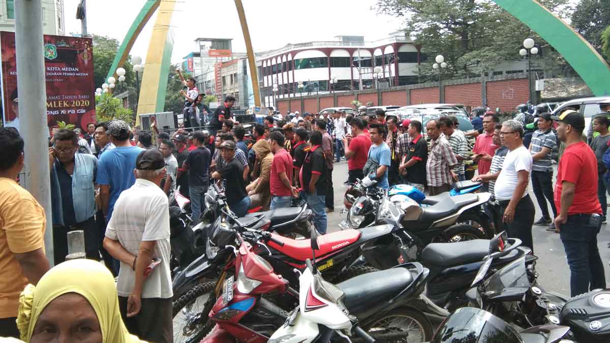 DEMO:Persatuan Pemuda Marga Silima (PMS) melakukan aksi unjukrasa di kantor Wali Kota Medan, Kamis (23/1).Mereka protes atas pencopotan Rusdi Sinuraya dari jabatannya sebagai Direktur Utama (Dirut) Perusahaan Daerah (PD) Pasar Kota Medan. Markus/sumutpos