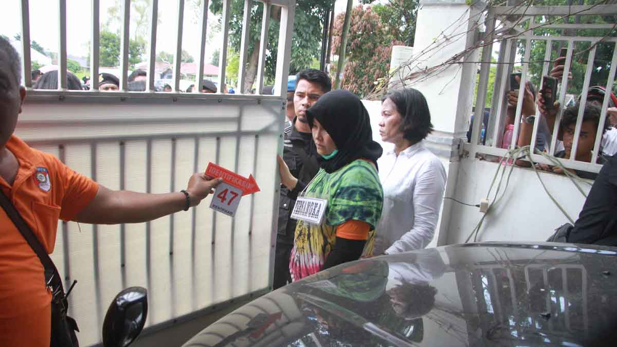 ADEGAN: Zuraida Hanum dalam satu adegan rekonstruksi di rumahnya, Perumahan Royal Monaco Blok B No 22, Kamis (16/1).  triadi wibowo/sumut pos