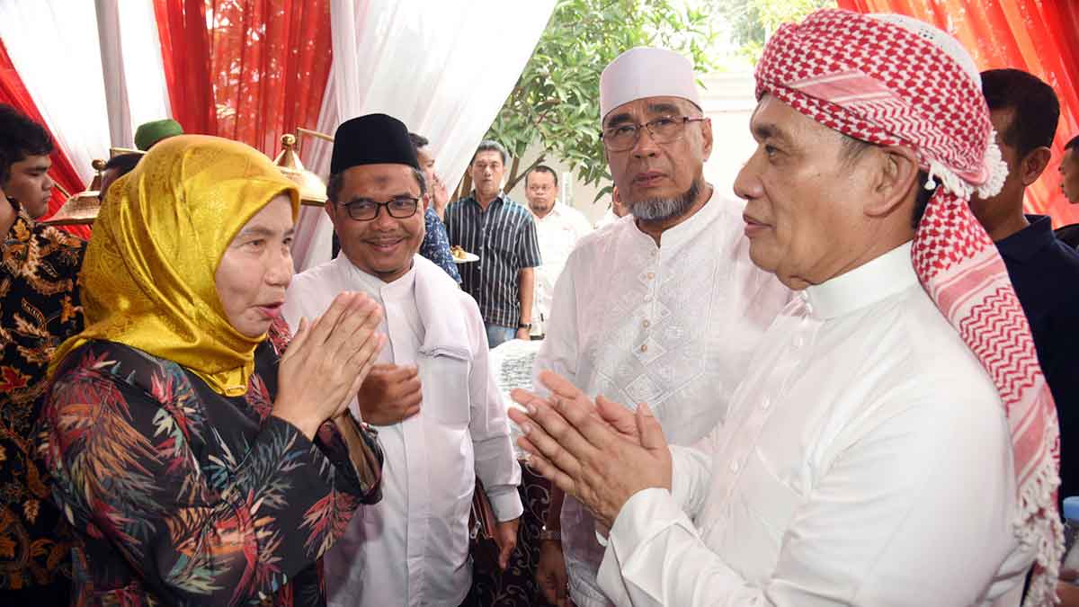 SILATURAHMI: Sekdaprovsu Hj R Sabrina disambut Anggota Komisi III DPR RI H Raden M Syafi’i saat menghadiri acara silaturahmi di Rumah Aspirasi Romo Center, Jalan Bunga Baldu II Medan, Minggu (26/1).