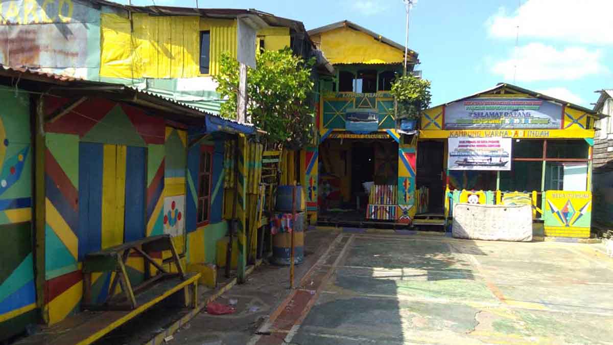 WARNA WARNI: Rumah masyarakat di Kampung Nelayan Medan Belawan kini berwarna warni.