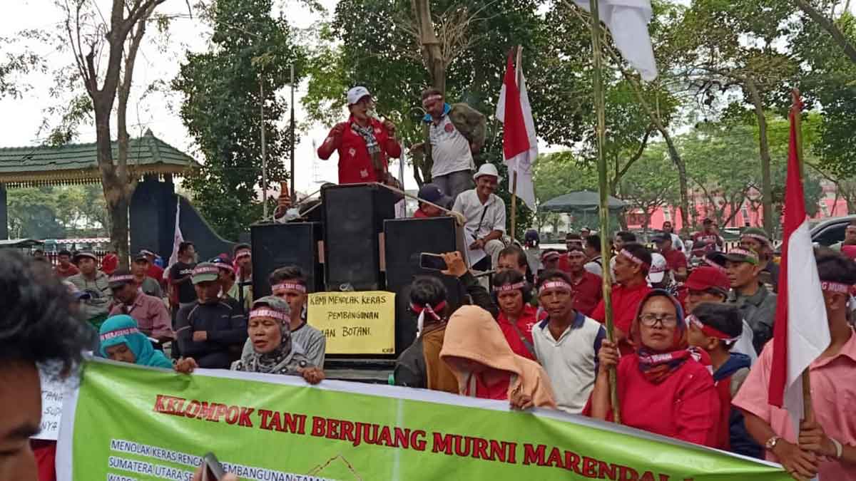 AKSI: Seratusan warga Desa Marendal I Kecamatan Patumbak, Deliserdang, menggelar aksi unjukrasa  di depan gedung DPRD Sumut, Jalan Imam Bonjol Medan, Senin (20/1).  Massa kembali menyuarakan penolakan penggusuran atas rencana Pemprovsu membangun taman bot