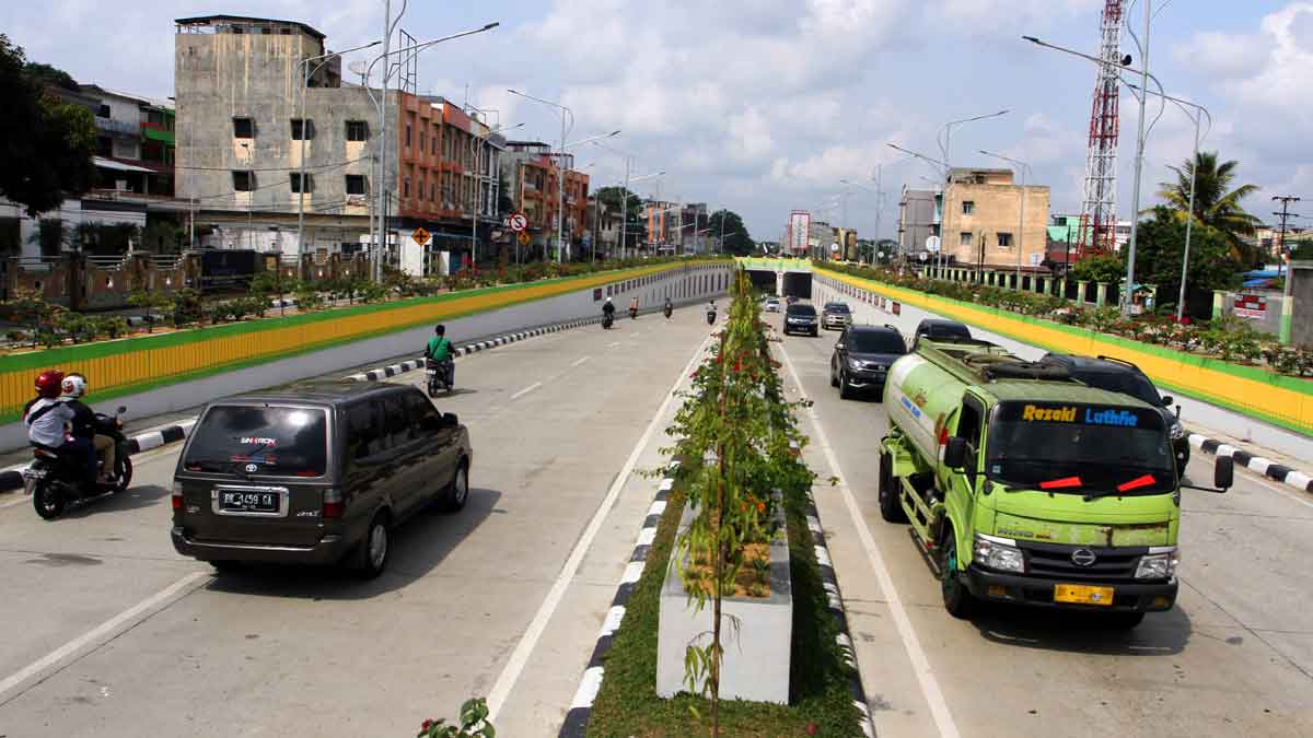 ORNAMEN  MELAYU: Kendaraan melintas di Underpass Titikuning. Pada bagian dinding underpass tersebut, menampilkan warna kuning  yang melambangkan warna indentik budaya Melayu. Dalam waktu dekat, akan ditambah ornamen  budaya Melayu lainnnya di underpass te