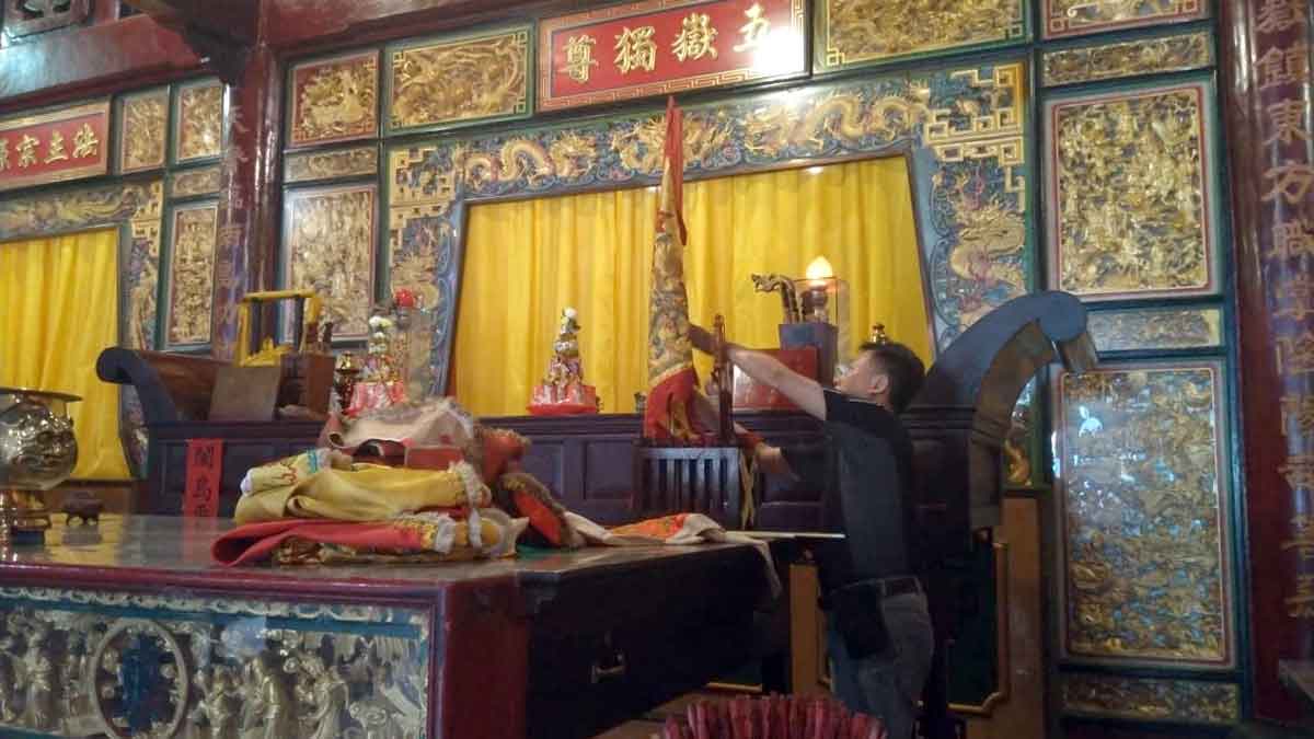 BERSIHKAN: Pengurus Vihara Gunung Timur saat melakukan bersih-bersih. BAGUS/Sumut Pos