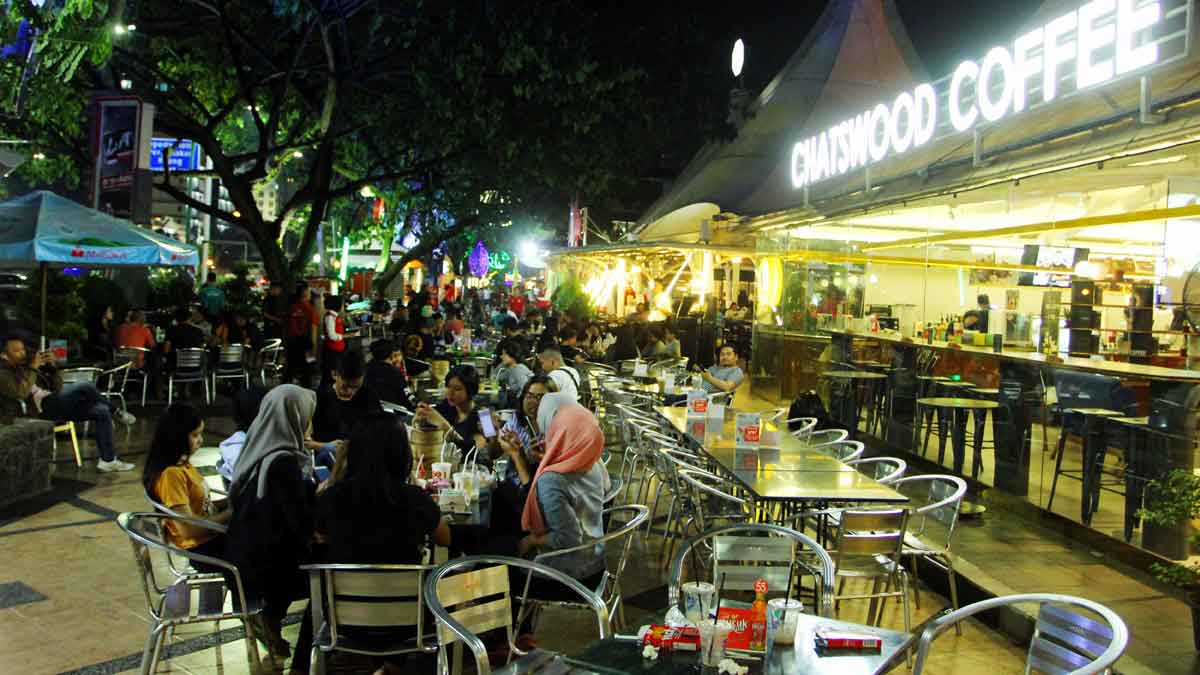 MERDEKA WALK: Pengunjung memadati Merdeka Walk. Banyak wisatawan mampir di lokasi ini untuk menikmati kuliner.