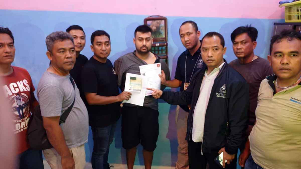 TAHAN: Buronan kasus pembunuhan di Pakistan Muhammad Luqman Butt (tengah)diamankan polisi dari Kabupaten Asahan.