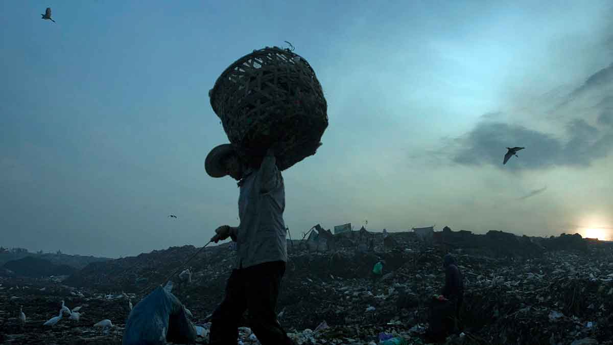 PEMULUNG: Seorang pemulung mengumpulkan plastik bekas di Tempat Pembuangan Akhir (TPA) Terjun, Medan, beberapa waktu lalu. Medan kini masih membutuhkan TPA untuk menampung sampah Kota Medan yang mencapai 1.500 ton per hari.