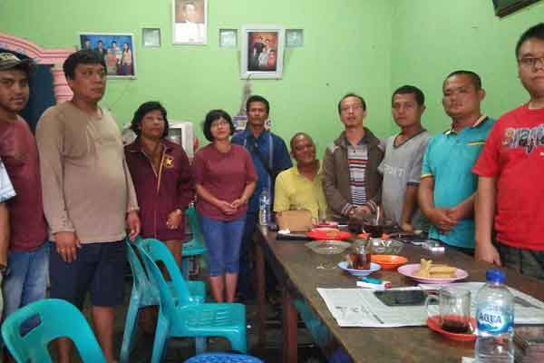 BERKUMPUL: Para agen gas elpiji berkumpul memberikan keterangan kepada wartawan. RUDY SITANGGANG/SUMUT POS