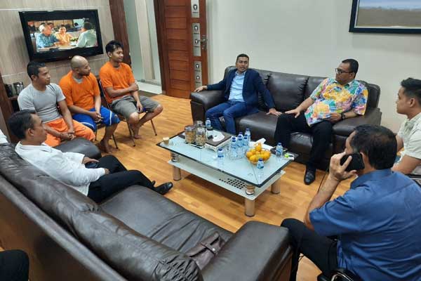 JENGUK: Wakil Ketua DPRA dari Fraksi Gerindra, Syafaruddin, dan Sekretaris Fraksi PKB-DPA  DPRA, Wahyu Wahab menjenguk tiga warga Aceh.  yang terlibat dalam kasus perkelahian di Delicious Cafe-Mie Aceh Pasar Baru, Kelurahan Titi Rantai, Kecamatan Medan ba