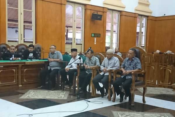 VONIS : Lima terdakwa korupsi kegiatan operasional Rp10,9 miliar, menjalani sidang putusan, Selasa (4/2).