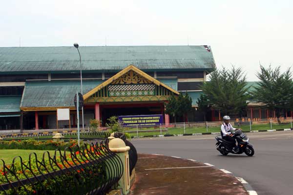 EKS BANDARA POLONIA: Suasana dari luar eks Bandara Polonia. Rencana Pemko Medan ingin menjadikan lahan eks Bandara Polonia sebagai pusat bisnis tak bisa dilakukan karena belum dicabutnya eks Bandara Polonia sebagai Kawasan Keselamatan Operasi Penerbangan