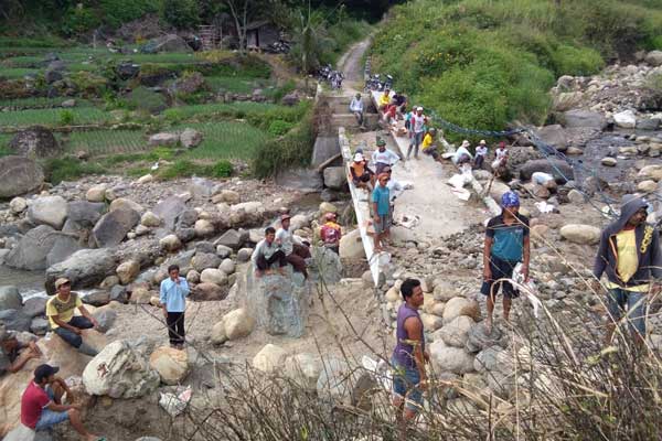 BANGUN JEMBATAN: Masyarakat Desa Paropo 1 Kecamatan Silahisabungan Kabupaten Dairi bergotongroyong membangun jembatan darurat pascabanjir bandang pada November 2019 yang lalu. Jembatan darurat ini untuk membuka akses ke sentra pertanian. RUDY SITANGGANG/S