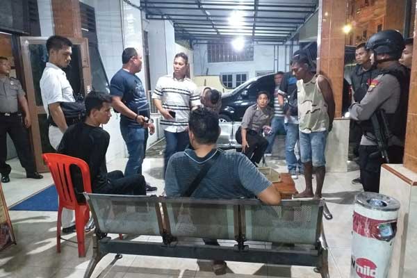 GEREBEK: Pasukan gabungan Polisi mengerebek di Jalan Jermal 15 dan Jalan Denai Gang, Senin (17/2).