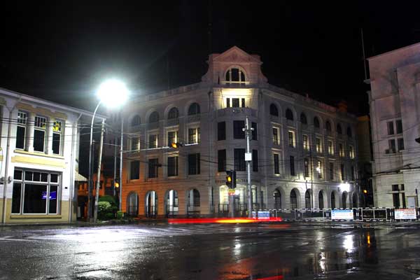 GEDUNG LONSUM: Gedung  Lonsum di Jalan Kesawan Medan terlihat di malam hari.  Pemko Medan akan menata Jalan Kesawan menjadi tempat wisata kuliner seperti Malioboro Yogyakarta.