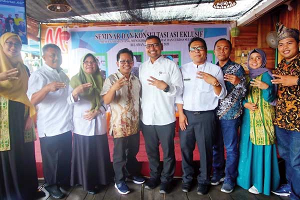 BERSAMA: SVP Sekretariat Perusahaan Pelindo 1 M Eriansyah, Kepala Dinas PPPA Sumut, Nurlela yang Camat Medan Belawan, Ahmad SP, Ketua FK PUSPA Sumut Misran Lubis dan lainnya, foto bersama.