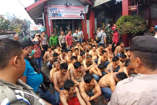 DIKUMPULKAN: Para tahanan dikumpulkan di Mapolres Karo sebelum dievakuasi ke rutan dan lapas di Sumut.