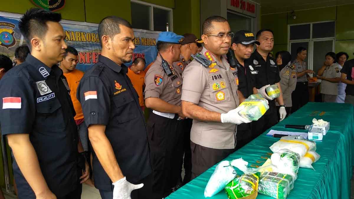 PAPARAN: Kapolrestabes Medan Kombes Johnny Eddizon Isir memaparkan tangkapan selama dua pekan terakhir.