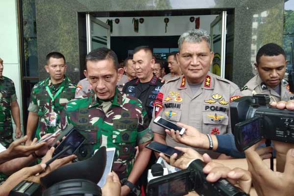 KETERANGAN: Pangdam I/BB Mayjen TNI MS Fadhillah dan Kapolda Sumut Irjen Pol Martuani Sormin beri keterangan kepada wartawan terkait bentrok TNI-Polri di Taput, Jumat (28/2). AFP/FARS NEWS AGENCY/MEHDI MARIZAD