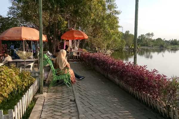 INDAH: Seorang pengunjung menikmati suasana di Taman Wisata Danau Siombak (TWDS),di Jalan Nippon,  Medan Marelan yang tampak indah.