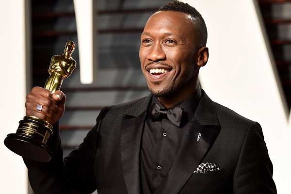 PIALA: Mahershala Ali saat menunjukkan piala Golden Globe yang diraihnya sebagai aktor pendukung terbaik.