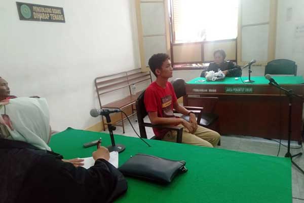 DIHUKUM: Aditya Yamziko, terdakwa kurir sabu menjalani sidang putusan, Kamis (5/3).