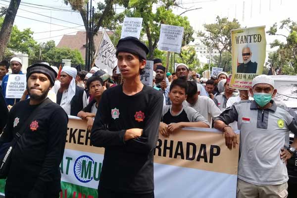 Aksi Bela Islam Jilid 2:   Ratusan massa umat Islam di Medan melakukan aksi demo di depan Masjid Agung, Jalan Diponegoro Medan. , Jumat (13/3). Sumut Pos/ ist