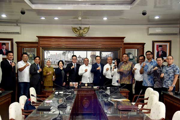 PROGRAM MAGANG:  Gubsu Edy Rahmayadi foto bersama perwakilan perusahaan Hinode Medical Welfare Group di Kantor Gubsu Medan, Senin (9/3).