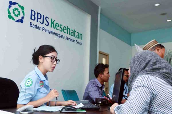 LAYANI: Petugas BPJS Kesehatan melayani peserta yang membutuhkan informasi. Pasien Corona tidak ditanggung oleh program BPJS Kesehatan.