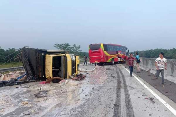 LAKALANTAS: Bus Medan Jaya menabrak pembatas jalan, usai menyeruduk truk Mitsubishi Colt Diesel bermuatan getah pinus, di jalan tol Tebingtinggi-Medan, tepatnya di KM 44.800 Desa Tanjung Garbus I, Lubukpakam, Deliserdang, Selasa (3/3). Kernet bus Medan Ja