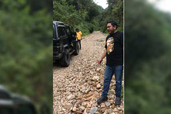 TINJAU: Anggota DPRD Sumut, Franc Bernhard Tumanggor saat meninjau jalan provinsi Kabupaten Humbahas-Batugajah Sion Julu tembus Kabupaten Pakpak Bharat yang rusak sehingga belum bisa dilintasi kendaraan umum.