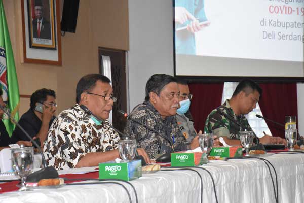 RAKOR COVID-19: Bupati Deliserdang, Ashari Tambunan dan Wabup HM Ali Yusuf  menetapkan Deliserdang status siaga Covid-19, Kamis (19/3). BATARA/ SUMUT POS